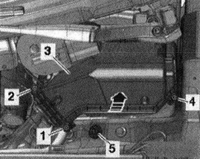 Открутить гайку -5- и высвободить провод массы.…