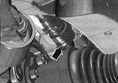Отсоединить шланг ОЖ от радиатора, отжав для…
