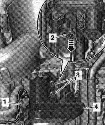 Отсоединить штекерный разъем -1-электродвигателя…