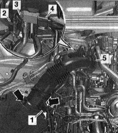 Отсоединить штекерный разъем -1- расходомера…