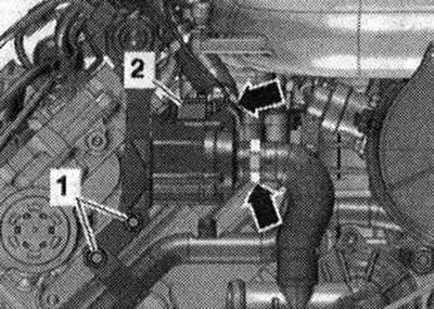 Отсоединить штекерный разъем -2- насоса радиатора…