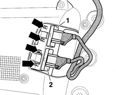 1. Рассоедините разъём клавиш (1) и (2).