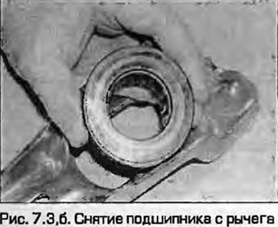 3. Отверткой отожмите пластиковые защелки и…