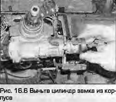 6. Удерживая отвертку в этом положении, выньте…