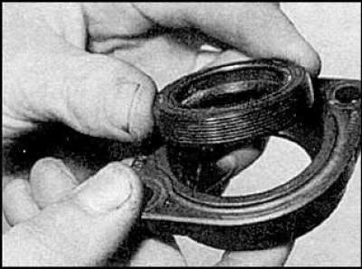 3. Извлеките сальник.