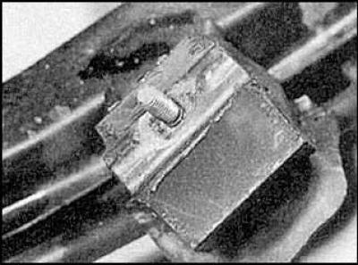 2. Скрутите гайки и снимите опоры.