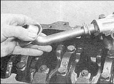 2. Снимите маслозаборный патрубок.