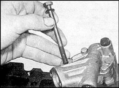 4. Вывинтите болты масляного насоса.