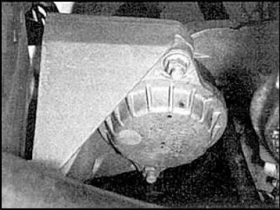 2. Скрутите гайки и болты правой опоры.