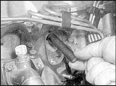 21. Достаньте поршень из головки цилиндров (AAT).