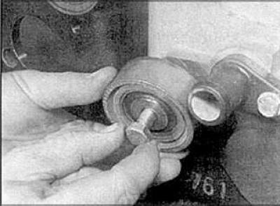 2. Снимите натяжитель (AAT).