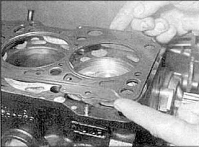 1. Установите новую прокладку головки (ААТ).