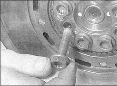 4. Достаньте болты маховика.