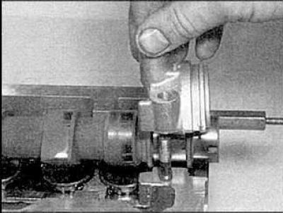 4. Установите крышки N2 и 4 и затяните гайки.