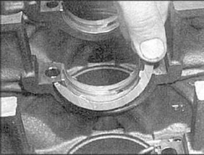 2. Установите упорные полукольца.