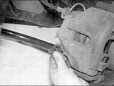 4. Снимите колпачки с пальцев суппорта.