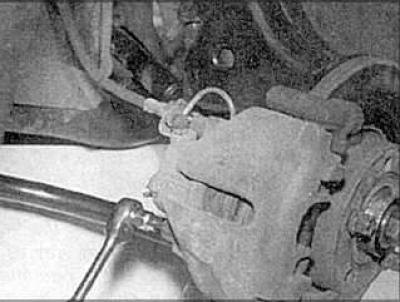 4. Снимите колпачки с пальцев суппорта.