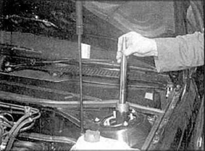 7. Снимите амортизатор.