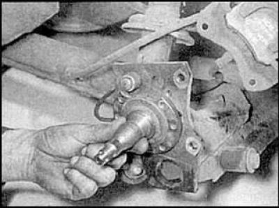 3. Снимите щиток и цапфу с автомобиля.