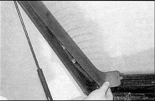 2. Снимите боковые панели отделки.