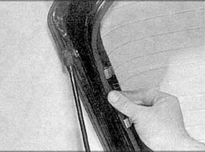7. Отсоедините провода и снимите их с двери.