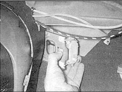 2. Отсоедините вакуумный шланг, освободите…