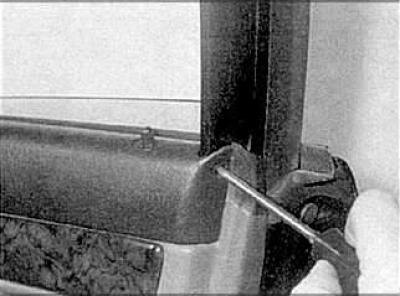 3. Освободите крепежный зажим и снимите ручку.