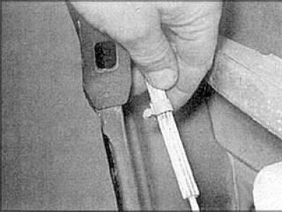 3. Снимите тросики замка с креплений на двери.