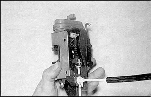 6. Отсоедините тросики после снятия замка.