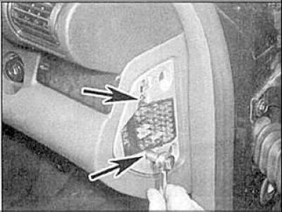 7. Снимите боковые панели отделки.