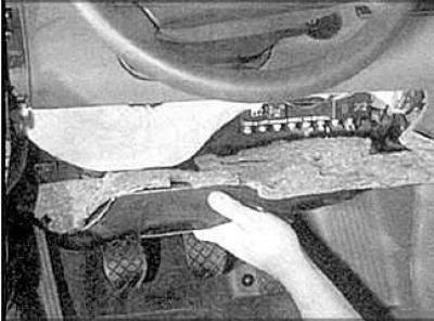7. Снимите левый и правый воздушные патрубки.