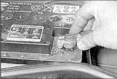 1. Отсоедините провод минусовой клеммы, а затем…