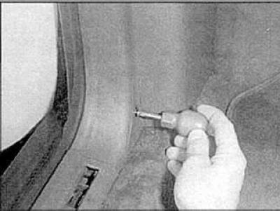 4. Открутите крепежный винт.