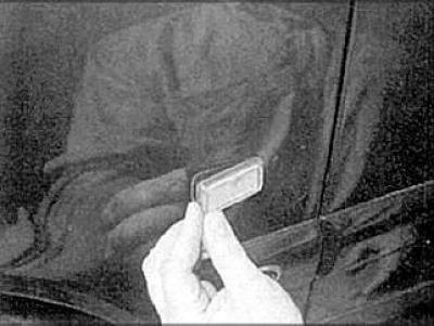 1. Снимите боковой указатель поворотов.