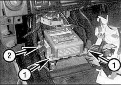 2. Открутите крепежные (1) гайки, отсоедините…