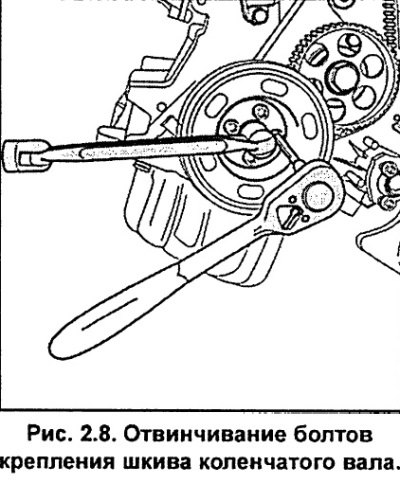 Отвинтите четыре болта, крепящие ременной шкив…