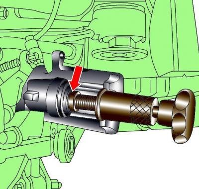 Рис. 15–18. Ввинчивание поршня в суппорт с…