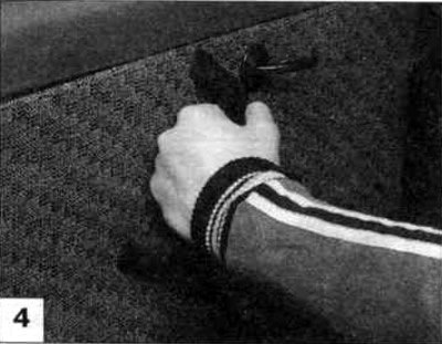 Пользуйтесь только внутренней ручкой.