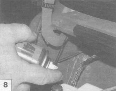 Петли капота (моторное масло или жидкость WD-40).
