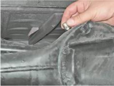 7. Очищаем сапун снаружи щеткой или ветошью.…