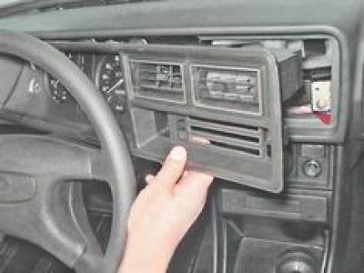 8. Вынимаем щиток из панели.