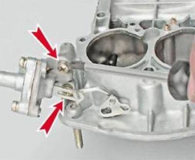 9. Крестовой отверткой отворачиваем два винта…