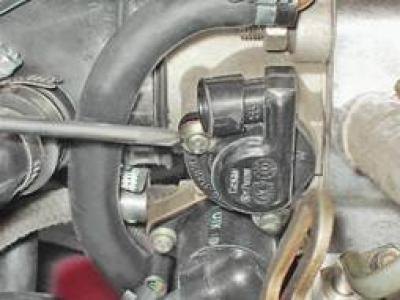 7. Для снятия датчика крестовой отверткой…