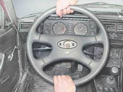 7. Поочередно ударяя ладонями по колесу,…