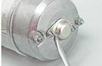 4. Шлицевой отверткой отворачиваем два винта…