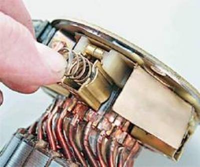 5. Вставляем в щеткодержатель пружину.
