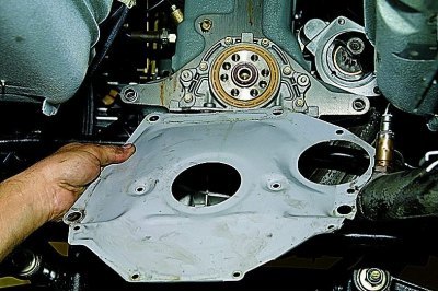 Головкой «на 10» отворачиваем две гайки крепления…