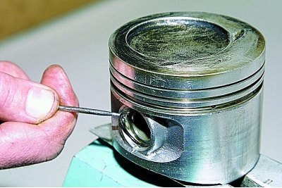 Для снятия поршня с шатуна...