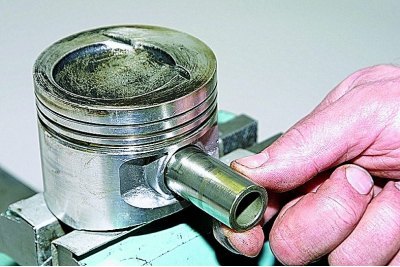 Сдвинув поршневой палец,...