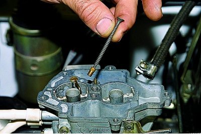 На снятом карбюраторе главные топливные жиклеры…